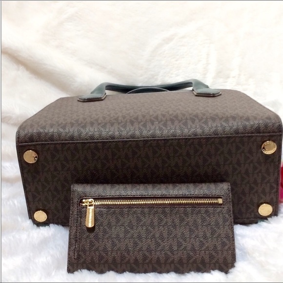 Michael Kors Montgomery Large Satchel & Wallet - Picture 2 of 5